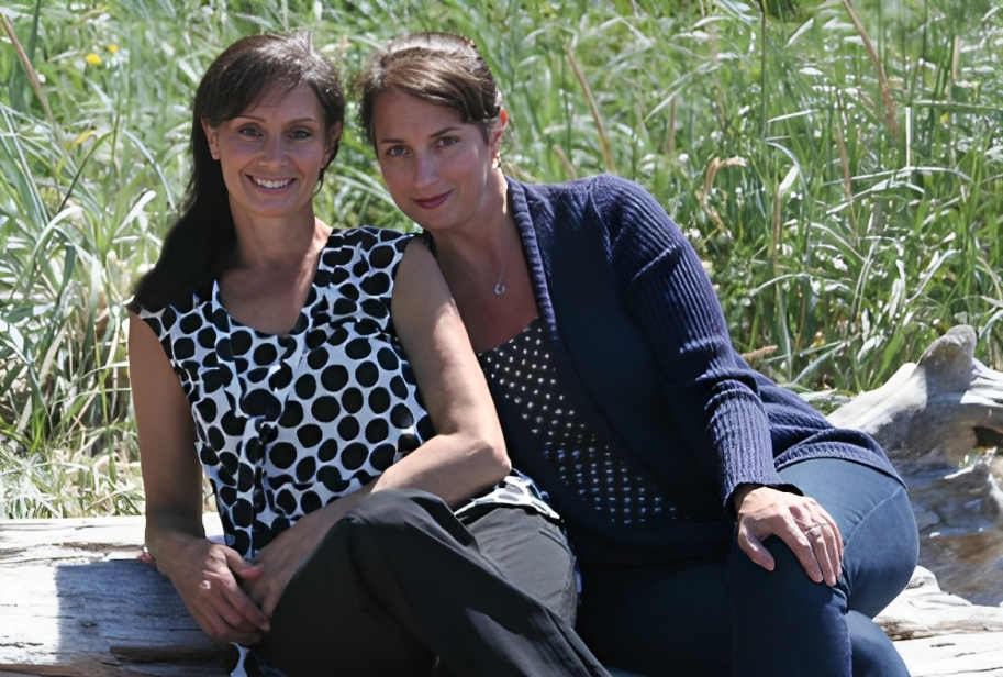 Issy Kleiman and Yael Kantor, co-founders of Counseling Services for Wellbeing, sitting together outdoors